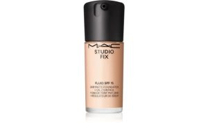 MAC Cosmetics Studio Fix Fluid SPF 15 The Iconic Foundation Test