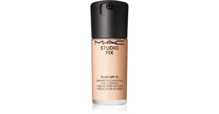 MAC Cosmetics Studio Fix Fluid SPF 15 The Iconic Foundation Test